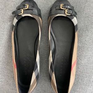 Burberry quilted buckle flat
